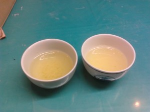 茶畑の土を混ぜると淡い水色に仕上がります。この方（左側）がお茶が美味しそう！？（右側は白色。写真じゃよくわからないですね。）